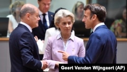 Германскиот канцелар Олаф Шолц разговара со претседателката на Европската комисија Урсула фон дер Лајен и францускиот претседател Емануел Макрон, Брисел, 23 јуни 2022 година.