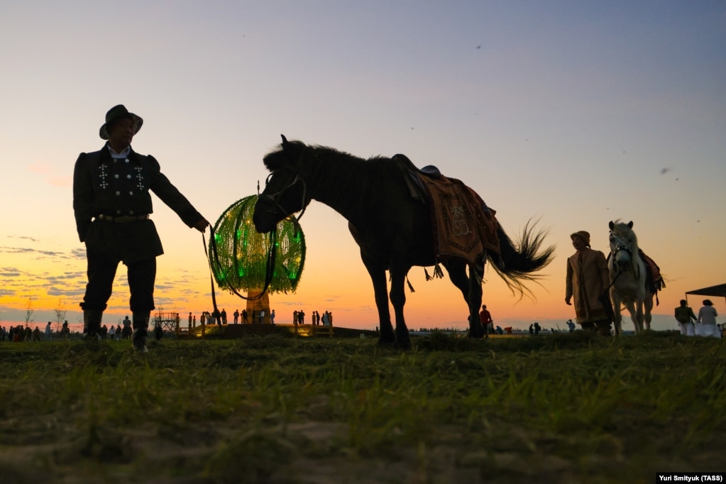 Një pamje e pemës së shenjtë të Aal Luuk Mas në vendin ku mbahet Festivali Kombëtar "Yhyakh Olonkho", në fshatin Verkhneviljuisk, Rusi, më 22 qershor.