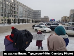 Елена Тардасова-Юн на пикете в день приезда Путина в Новосибирск