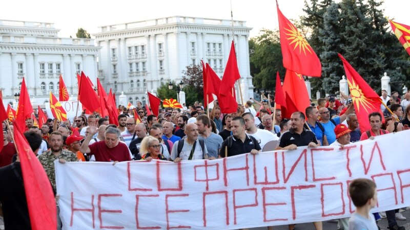 Демонстрантите минаа покрај Скендербег, но без инциденти