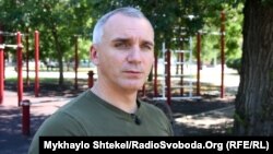 Міський голова Олександр Сєнкевич повідомив, що працівник рятувальної станції опинився під завалами