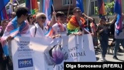 Activiștii GenderdocM, Leo Zbanke (stânga), Angelica Frolov, Anastasia Danilova și Oleg Pavlescu, în fruntea marșului LGBT+, Chișinău, 19 iunie 2022