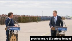 Președintele francez Emmanuel Macron și cel român, Klaus Ioahnnis, au ținut o conferință de presă comună la baza militară de la Mihail Kogălniceanu.