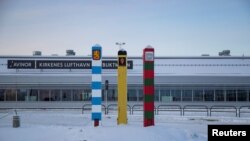 Пограничные столбы Финляндии, Норвегии и России возле аэропорта Киркенес, Норвегия
