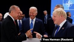 Scandalurile care îl presează pe primul ministru britanic să iasă din joc are loc într-un context dificil. Boris Johnson este principalul aliat al SUA în privința unei politici ferme de susținere a Ucrainei. Aici alături și de liderul turc, Recep Tayyip Erdoğan, la NATO/Madrid. 