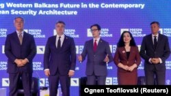 Pjesëmarrësit në Forumin e Prespës në Ohër - Presidenti i Malit të Zi, Milo Gjukanoviq, i Kroacisë Zoran Milanoviq, ai maqedonas, Stevo Pendarovski, presidentja e Kosovës, Vjosa Osmani, dhe ai slloven Borut Pahor, 16 qershor 2022.