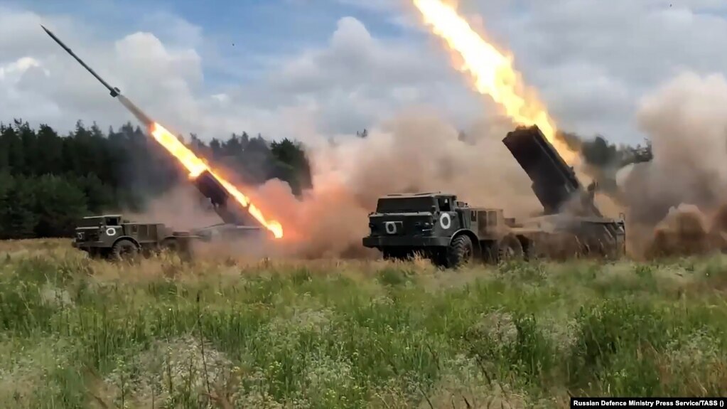 Російські реактивні системи залпового вогню «Ураган» в дії - фото ілюстративне. Саме з таких систем російські війська завдали удару по Широківській громаді на Дніпропетровщині 