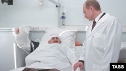 Президент РФ Владимир Путин в военном госпитале, архивное фото.