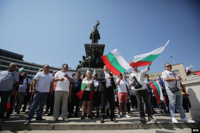 Членове на общинското сдружение "Толерантност" протестират пред парламента, 21 юни 2022 г.