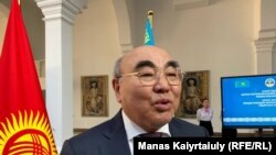 Первый президент Кыргызстана Аскар Акаев в КазНУ имени аль-Фараби в Алматы. 19 июня 2022 года.
