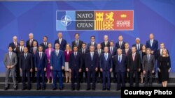 Fotografia de grup a liderilor NATO, la Summitul de la Madrid, care a fost marcat de invitarea Finlandei și Suediei să devină membre ale Alianței.