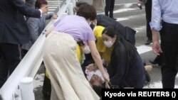 поранешниот јапонски премиер Шинзо Абе критично ранет за време на изборната кампањата