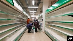 Люди покупают последние оставшиеся продукты в финском магазине PRISMA, поскольку знают, что магазин скоро закроется, в Санкт-Петербурге, Россия, вторник, 15 марта 2022 г.