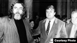 Șeful Partidului România Mare, Corneliu Vadim Tudor, alături de un alt promotor al național-comunismului în anii 1970-1980, poetul și inițiatorul Cenalului Flacăra, Adrian Păunescu. La rândul său, lider al unui mic partid politic, a asigurat majoritatea pentru guvernul Văcăroiu.