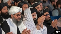 Ministrul taliban de interne Sirajuddin Haqqani (centru) și alți lideri talibani în timpul unei ceremonii marcând a 30-a aniversare a victoriei mujahedinilor, din 8 Saur 1371 (28 aprilie 1992) asupra guvernului regimului comunist, la Kabul, la 28 aprilie 2022