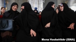 همسر حسن روحانی (نفر دوم از چپ) در کنار همسران برخی مقام‌های دولت در یک مهمانی خیریه در اردیبهشت ۹۳