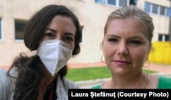 Laura Ștefănuț spune că mulți dintre muncitorii care sunt supuși unui abuz nu au la cine apela. „Haine curate” ar urma să schimbe acest lucru. În imagine, Laura Ștefănuț (stânga) alături de Angelica Manole.