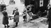 Хворага заносяць у машыну хуткай дапамогі ў Сэнт-Луісе, кастрычнік 1918 году.
