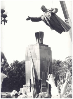 Демонтаж памятника Ленину в Вильнюсе. 1992 год. Автор скульптор Николай Томский
