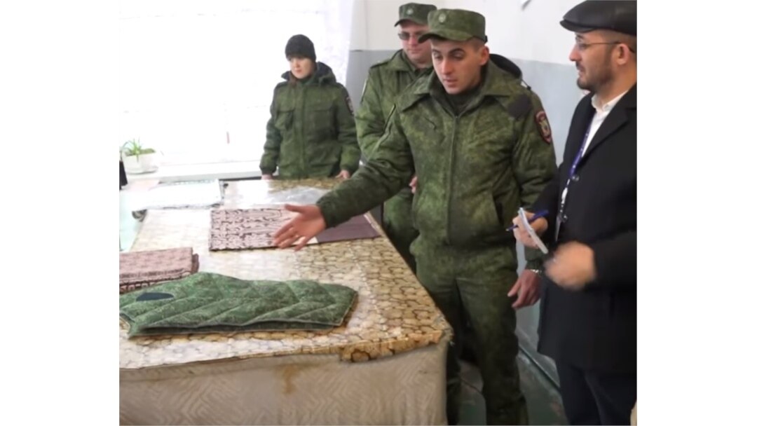 В "Селезневке" женщины шьют, например, военную форму, подушки и одеяла