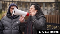 სოფო ძნელაძე, დიმიტრი ჩიქოვანის დედა მანამდე პროკურატურასთან გამართულ აქციაზე