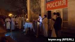 Католики Севастополя провели рождественскую службу под дождем у стен закрытого костела. 24 декабря 2017 года