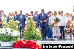 Lideri ai Blocului „Patriotic” și ambasadorul Federației Ruse în R. Moldova, Oleg Ozerov, depun flori la Memorialul Gloriei Militare „Eternitate”, 24 august 2025. Formațiunea promite îmbunătățirea relațiilor cu Rusia, dacă ajunge la guvernare.