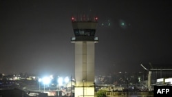 برج مراقبت فرودگاه بربَنک کالیفرنیا در تاریکی و بدون کارکنان. طولانی‌ترین تعطیلی دولت در تاریخ آمریکا باعث عدم حضور کارکنان شده است