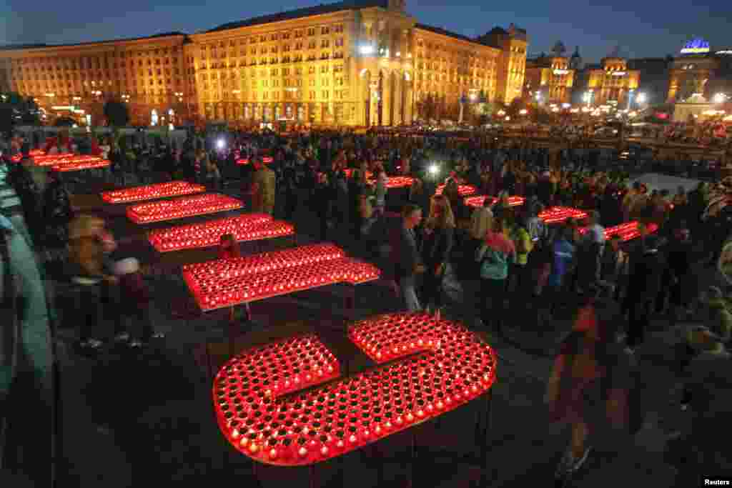 People light candles in Independence Square in Kyiv to form the words &quot;Glory to Ukraine, Glory to Heroes!&quot; during a rally to show support for servicemen on the front lines in the east of the country. (Reuters/Valentyn Ogirenko) 