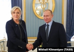 Кандидат в президенты Франции от «Национального фронта» Марин Ле Пен с президентом России Владимиром Путиным