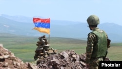 An Armenian soldier stands watch on the frontier (archive photo)