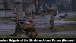 Військові 93-ї окремої механізованої бригади «Холодний Яр» стріляють по російському дрону, Дружківка, Донеччина, 25 лютого 2026 року