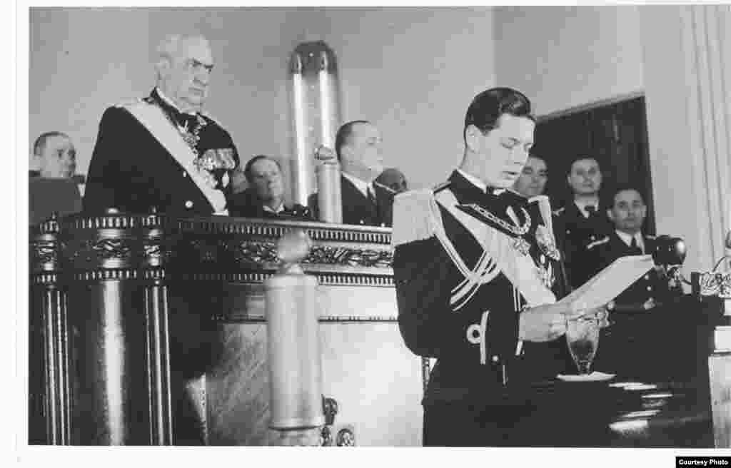 Arhivele Naționale. Regele Mihai la inaugurarea Parlamentului din toamna lui 1946. Alegerile de la 19 noiembrie fusese însă grav falsificate, până la răsturnarea în fapt a rezultelor. Astfel, câștigătorii - PNȚ și PNL - au obținut puține mandate, dominante fiind partidele pro-comuniste. Regele ar fi preferat să abdice decât să legitimeze un Parlament măsluit, dar Iuliu Maniu, Dinu Brătianu și alții l-au sfătuit să nu îndepărteze singur și ultimul obstacol în calea sovietizării, monarhia.&nbsp;