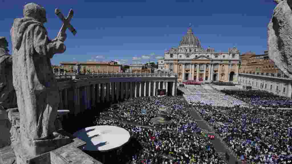 Vedere de la funeraliile Papei Francisc în Piața Sfântul Petru de la Vatican.