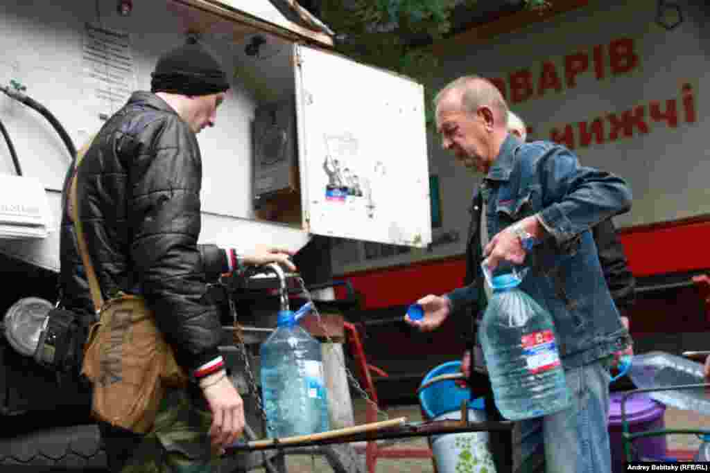 Slovyansk residents get drinkable water from mobile storage tanks.