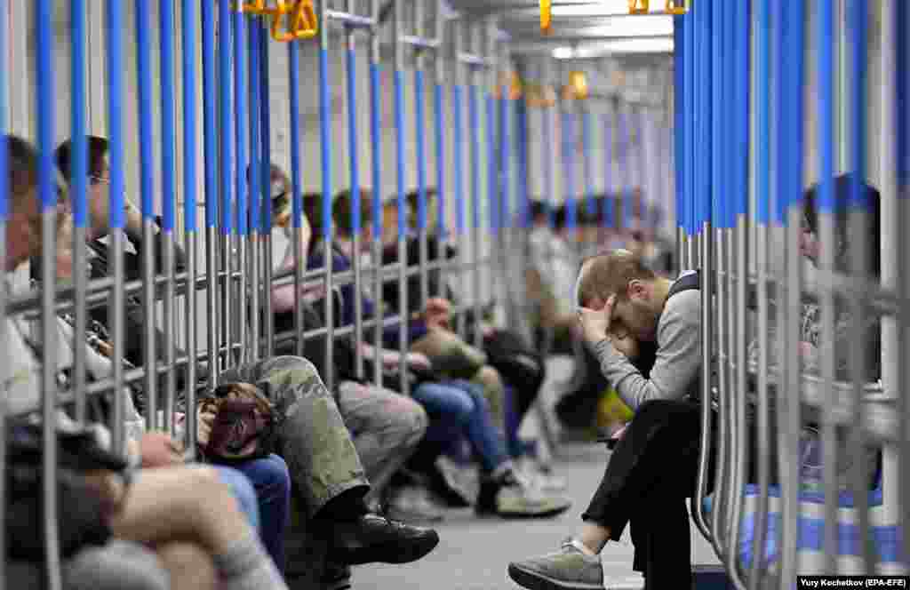 Passengers sit inside a metro carriage on the Kalininskaya-Solntsevskaya line of the Moscow metro in Moscow. (epa-EFE/Yuri Kochetkov)