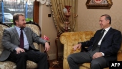 Turkish Prime Minister Recep Tayyip Erdogan (right) holds talks with the Muslim member of Bosnia's tripartite presidency, Bakir Izetbegovic in Istanbul. (file photo)