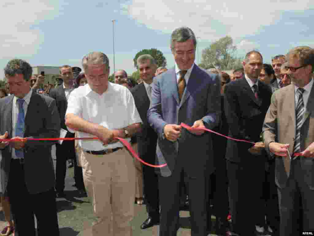 Crna Gora - Albanija - Nova granica - Premijeri Crne Gore i Albanije, Milo Djukanović i Sali Berisha na ceremoniji svečanog otvaranja novog graničnog prelaza, Sukobin-Muričani, izmedju ove dvije zemlje.