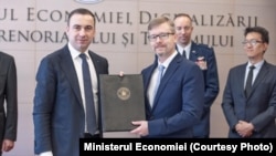 Ministrul Economiei, Bogdan Ivan, și însărcinatul pentru afaceri al SUA, Michael Dickerson.