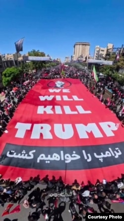 "Мы убьем Трампа". Баннер, который несли участники похорон аятоллы Хаменеи в Мешхеде
