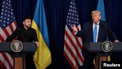 Președintele ucrainean Volodimir Zelenski și președintele american Donald Trump la clubul Mar-a-Lago din Palm Beach, Florida, 28 decembrie 2025. 