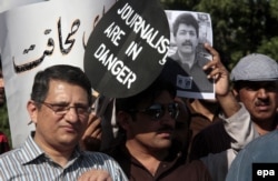 Pakistani journalists rally in support of Mir in 2014.