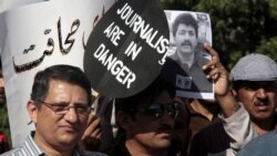 Pakistan -- Pakistani journalists rally to protest an attack on their colleague in April, 2014.