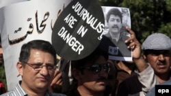 Pakistani journalists rally to protest the attacks on media workers.