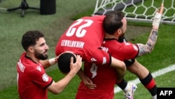 Футболисты Грузии отмечают взятие ворот