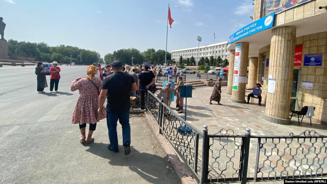 Ош шаарындагы шайлоо тилкелеринин бири.