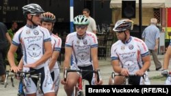 Iz Kragujevca je, na put preko Užica, Višegrada i Sarajeva, krenula jedna posada i četvorica biciklista, od kojih su dvojica iz Paraolimpijskog kluba Junior. 