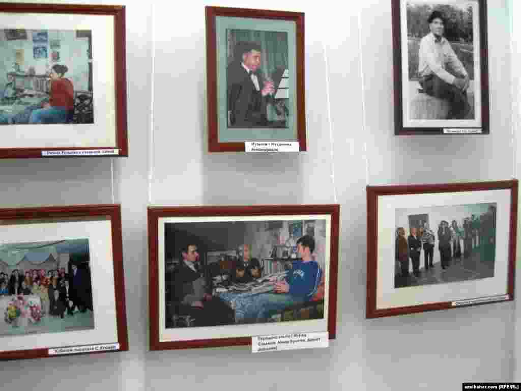 Myrat Diwanaýewiň sergisinden, Aşgabat, 21-nji iýun, 2011-nji ýyl. (Surata düşüren: D.Ýazgulyýew)