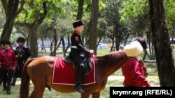 С оружием и на конях. Как в Крыму детей в казаки посвящали (фоторепортаж)
