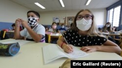 Ֆրանսիա - Պաշտպանիչ դիմակներով աշակերտները Նիսի դպրոցներից մեկում, 1-ը սեպտեմբերի, 2020թ.